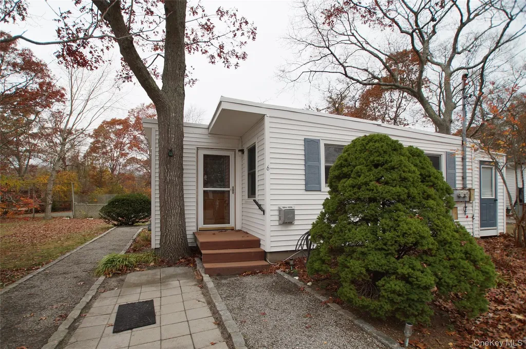 12 E Tiana Road Hampton Bays NY 11946
