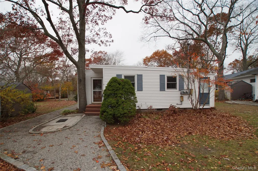 12 E Tiana Road Hampton Bays NY 11946