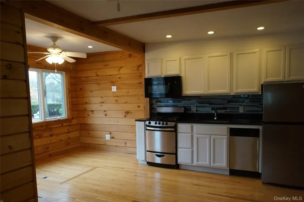 12 E Tiana Road Hampton Bays NY 11946