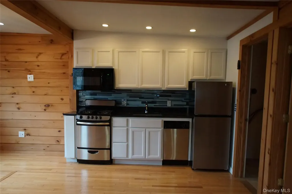 12 E Tiana Road Hampton Bays NY 11946