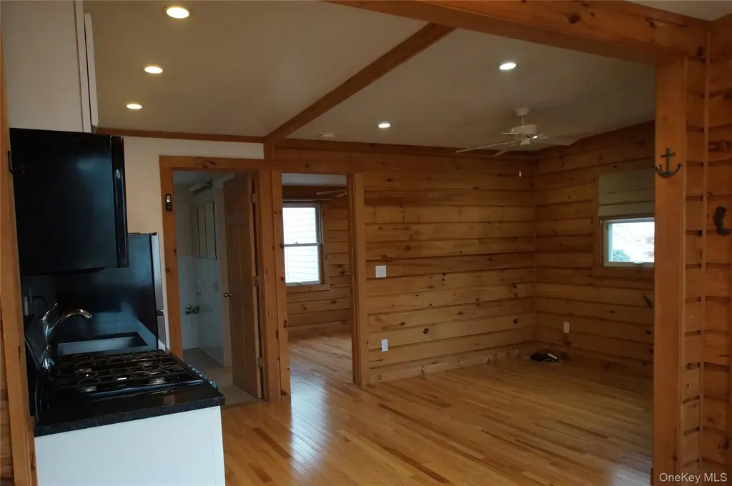 12 E Tiana Road Hampton Bays NY 11946
