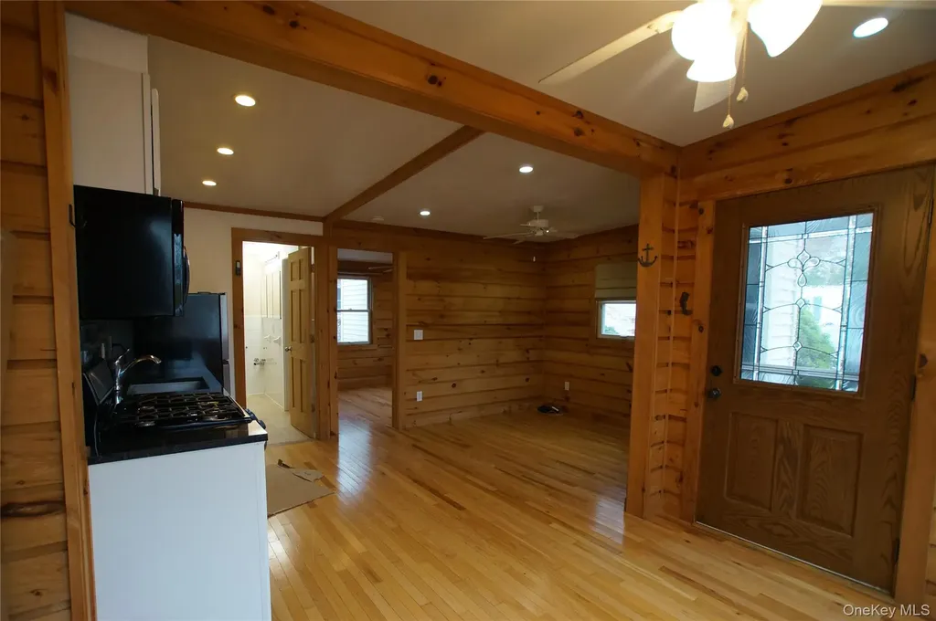 12 E Tiana Road Hampton Bays NY 11946