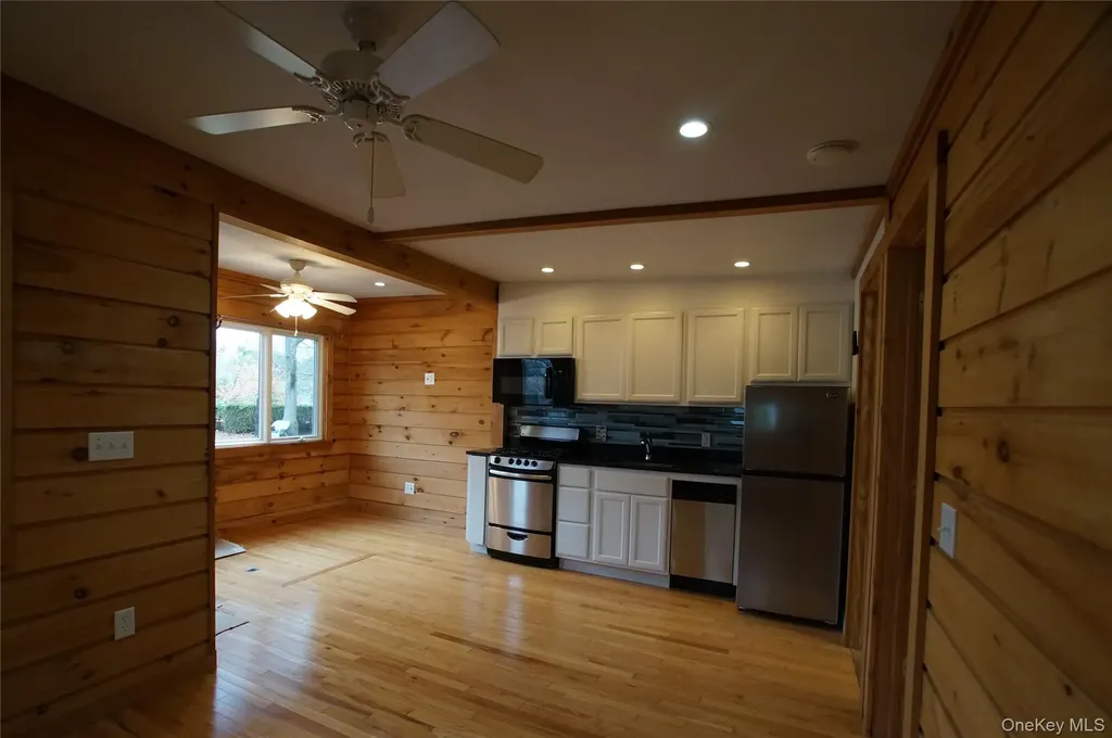 12 E Tiana Road Hampton Bays NY 11946