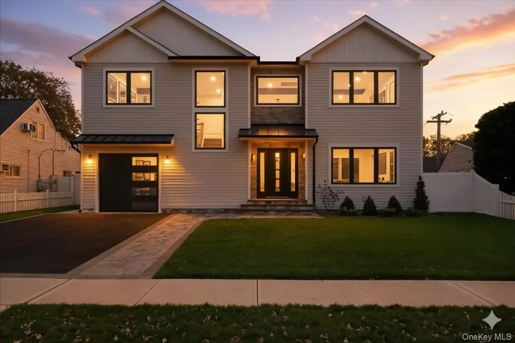 39 Cobalt Lane Westbury NY 11590