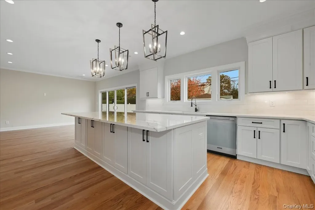 39 Cobalt Lane Westbury NY 11590