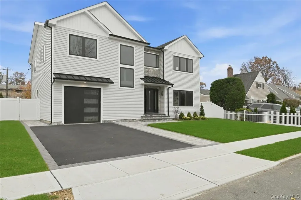 39 Cobalt Lane Westbury NY 11590