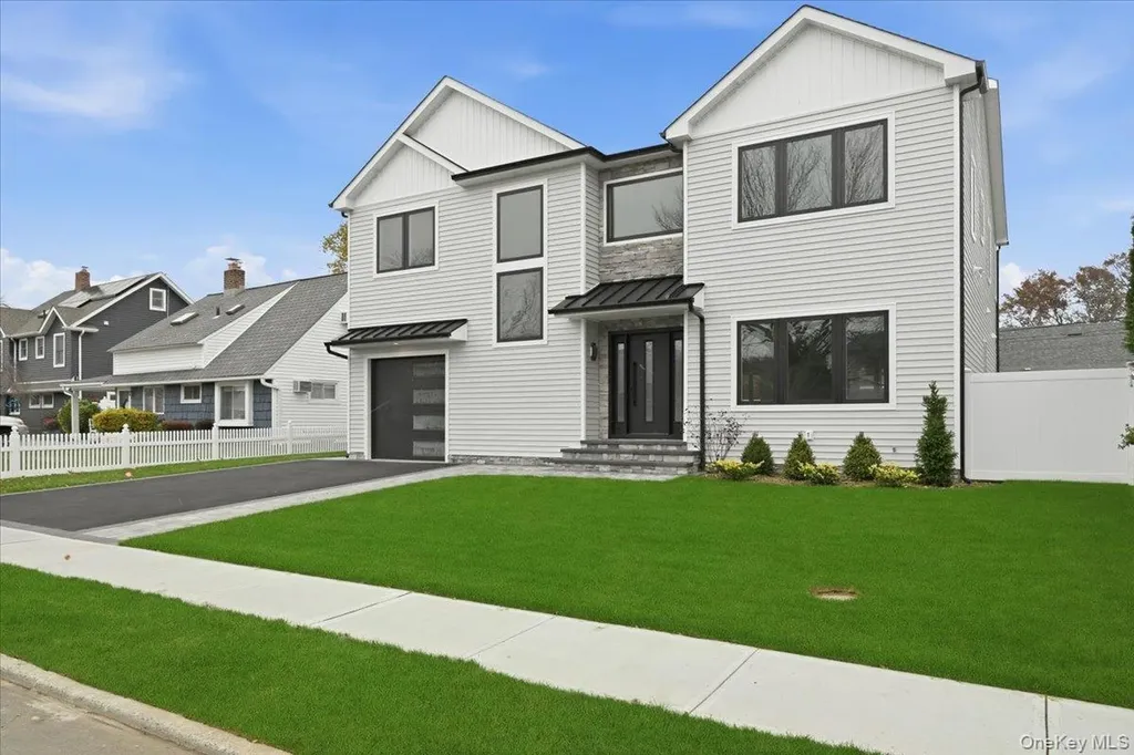 39 Cobalt Lane Westbury NY 11590