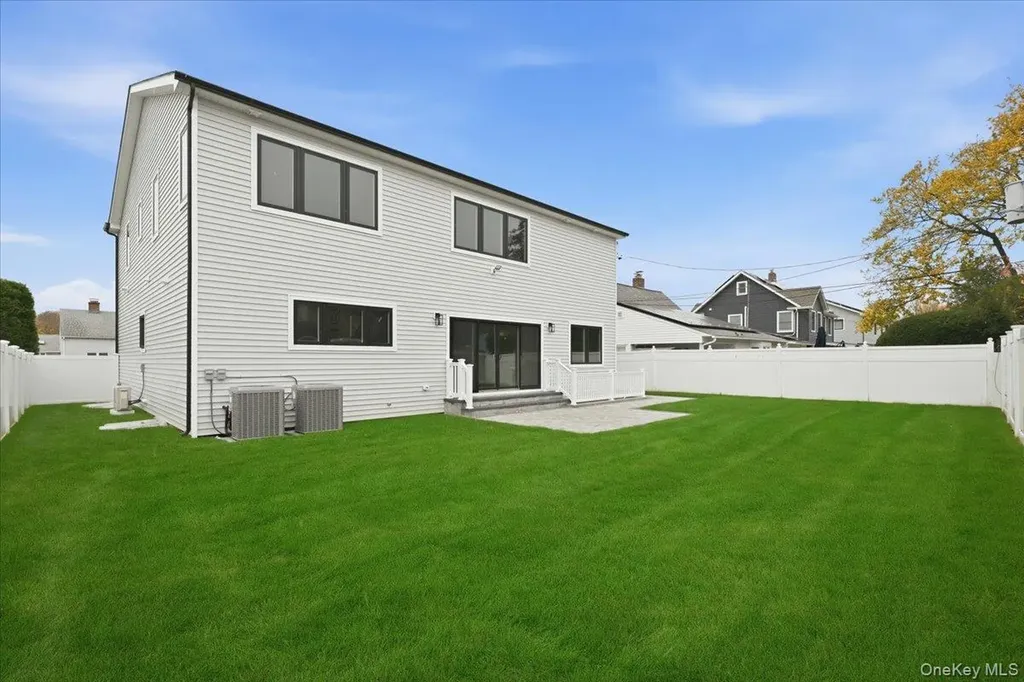 39 Cobalt Lane Westbury NY 11590