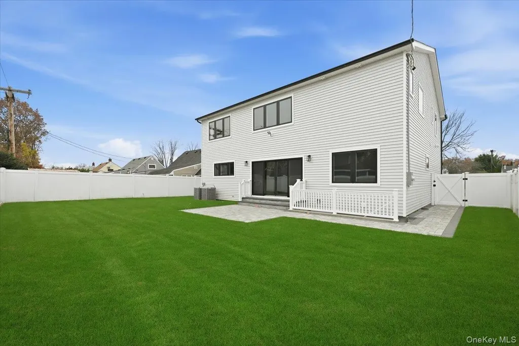 39 Cobalt Lane Westbury NY 11590