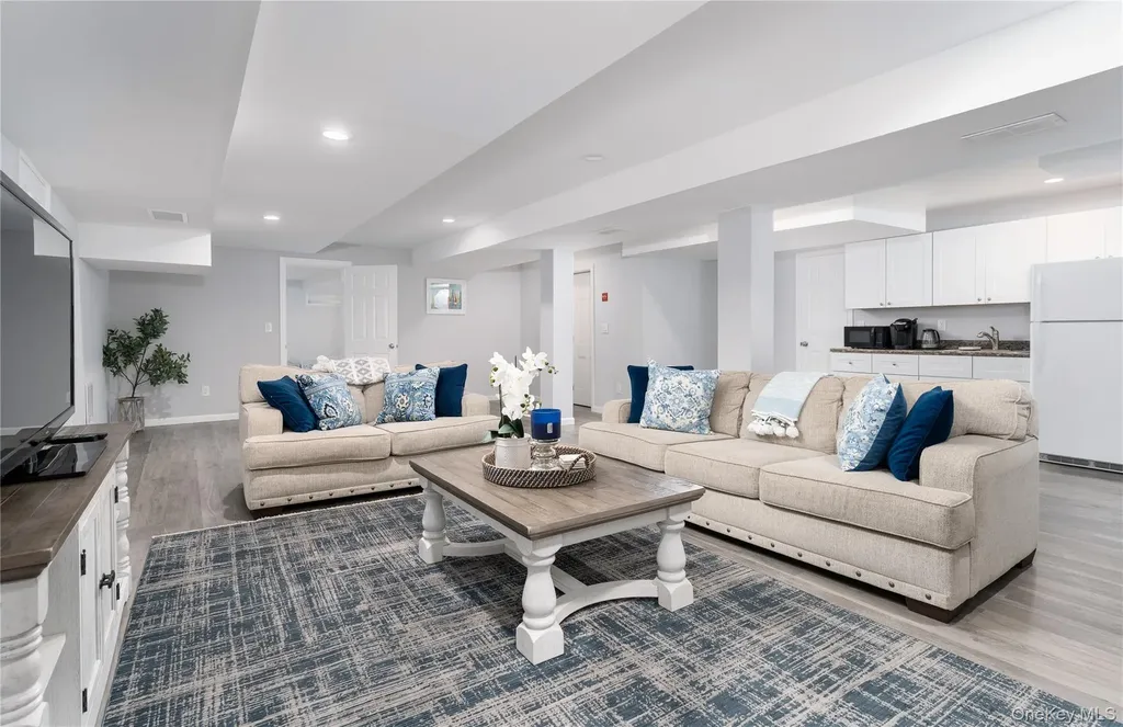 5 Bay Woods Drive Hampton Bays NY 11946
