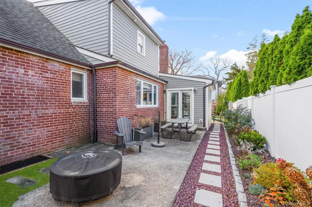 1096 Hunter Avenue Pelham NY 10803