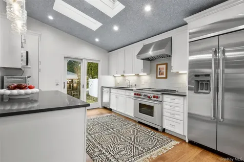 1096 Hunter Avenue Pelham NY 10803