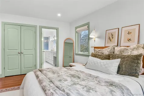 1096 Hunter Avenue Pelham NY 10803