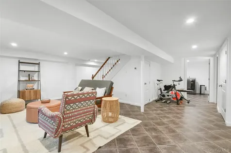 1096 Hunter Avenue Pelham NY 10803
