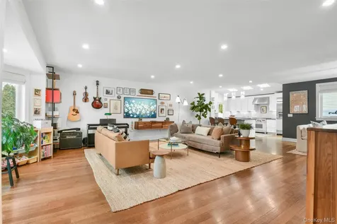 1096 Hunter Avenue Pelham NY 10803