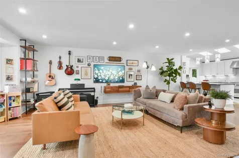 1096 Hunter Avenue Pelham NY 10803