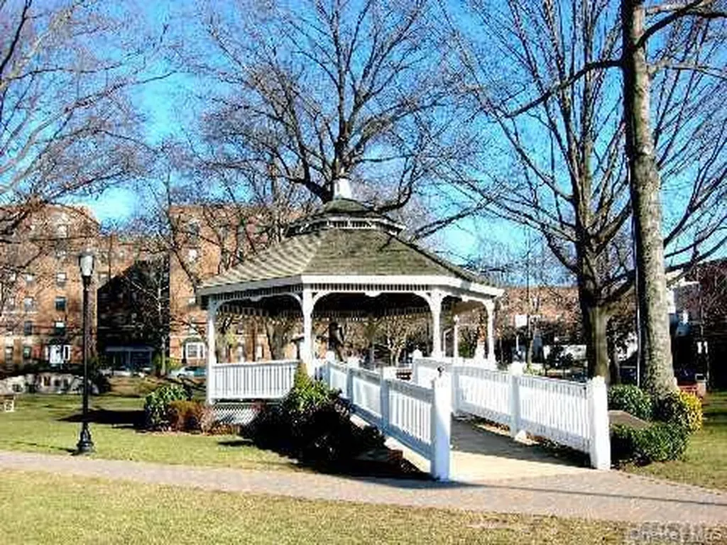 15 Canterbury Road Great Neck NY 11021
