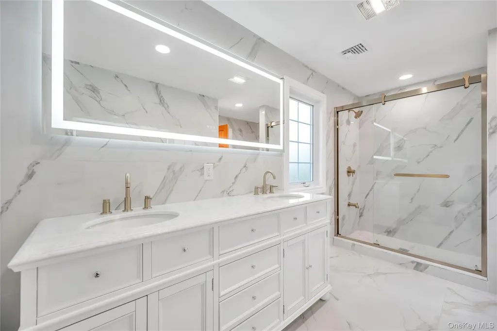 123 Cayuga Avenue Deer Park NY 11729