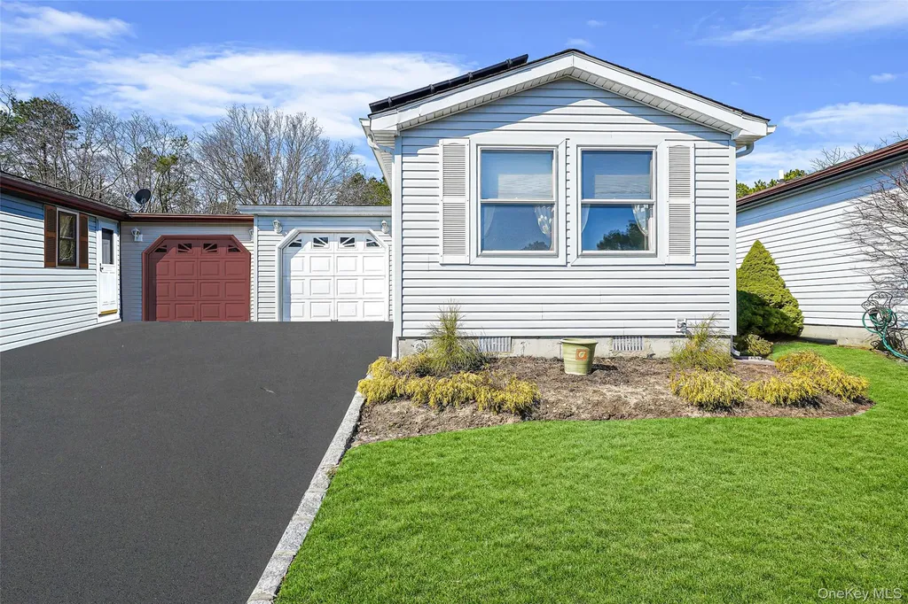 91 Village Circle W Manorville NY 11949