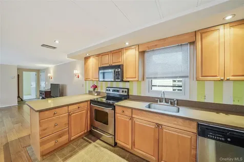 91 Village Circle W Manorville NY 11949