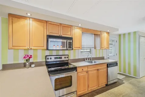 91 Village Circle W Manorville NY 11949