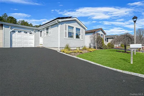91 Village Circle W Manorville NY 11949