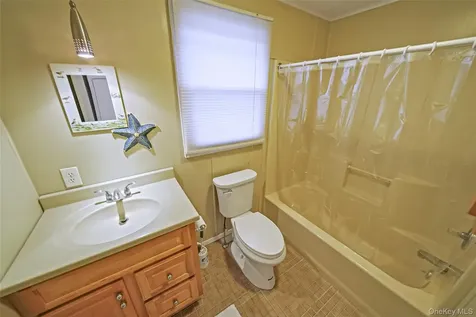 91 Village Circle W Manorville NY 11949