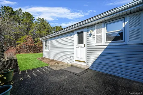 91 Village Circle W Manorville NY 11949