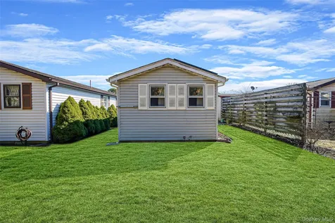 91 Village Circle W Manorville NY 11949