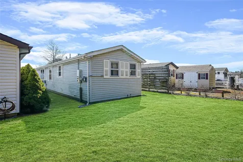 91 Village Circle W Manorville NY 11949