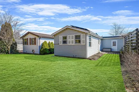 91 Village Circle W Manorville NY 11949