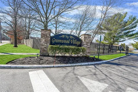 91 Village Circle W Manorville NY 11949