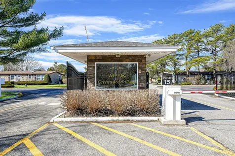 91 Village Circle W Manorville NY 11949