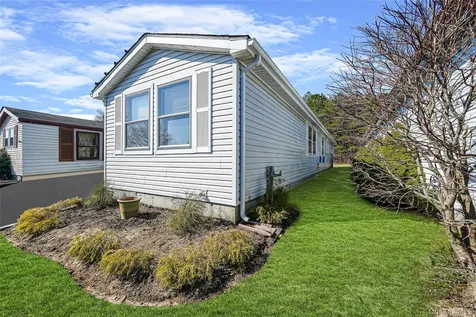 91 Village Circle W Manorville NY 11949