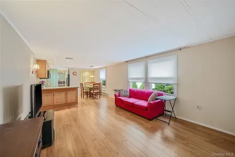 91 Village Circle W Manorville NY 11949
