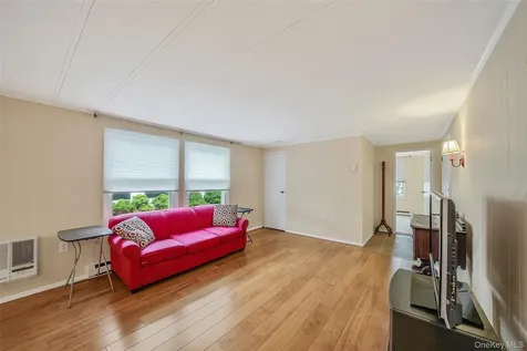 91 Village Circle W Manorville NY 11949