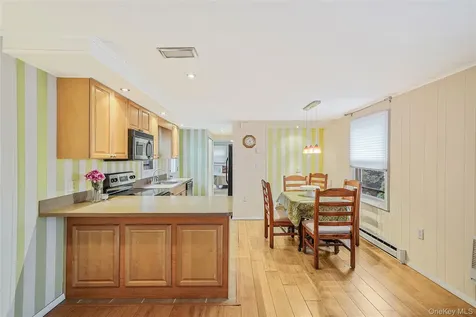 91 Village Circle W Manorville NY 11949