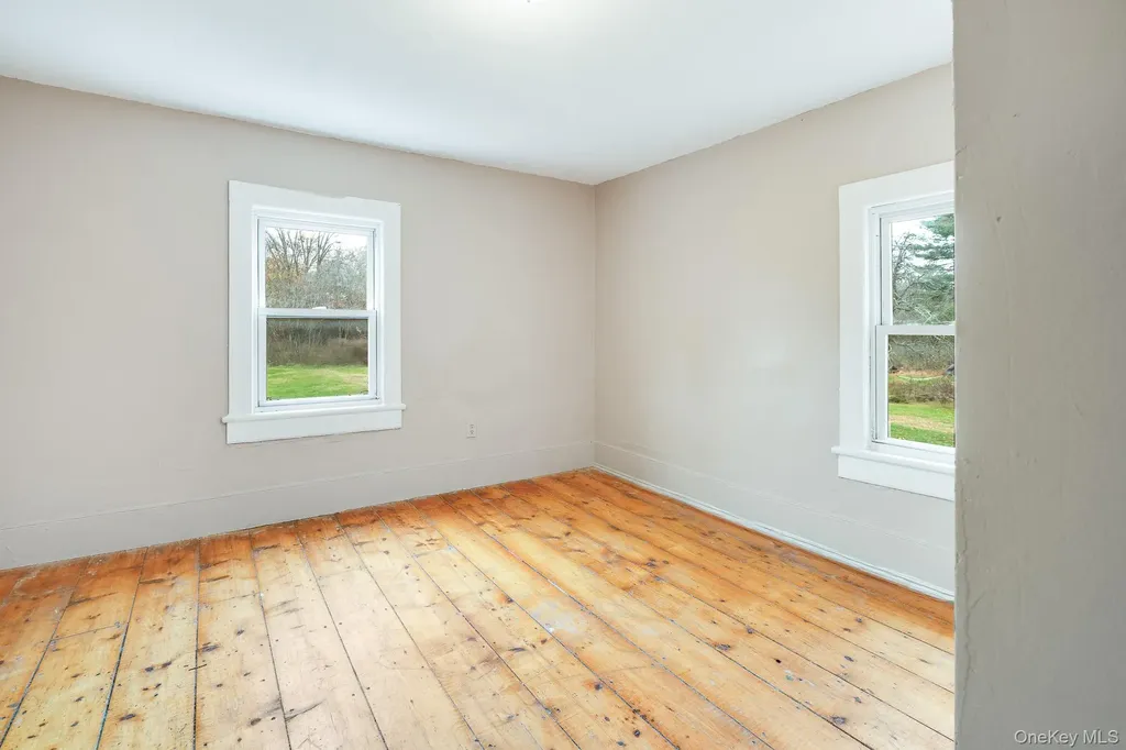 284 S Quaker Lane Hyde Park NY 12538