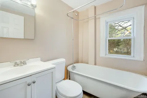 284 S Quaker Lane Hyde Park NY 12538