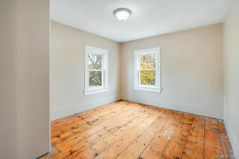 284 S Quaker Lane Hyde Park NY 12538