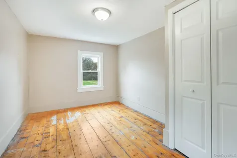 284 S Quaker Lane Hyde Park NY 12538