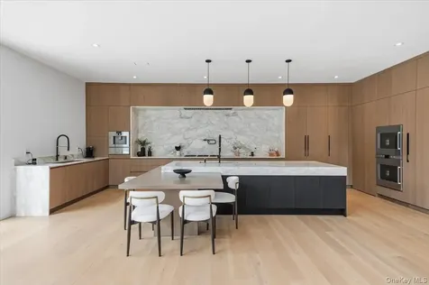 21 Westwood Road Wainscott NY 11975