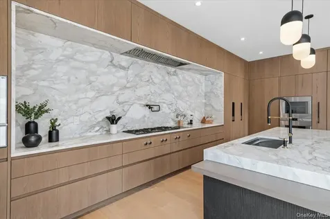 21 Westwood Road Wainscott NY 11975