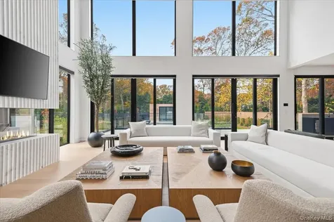 21 Westwood Road Wainscott NY 11975