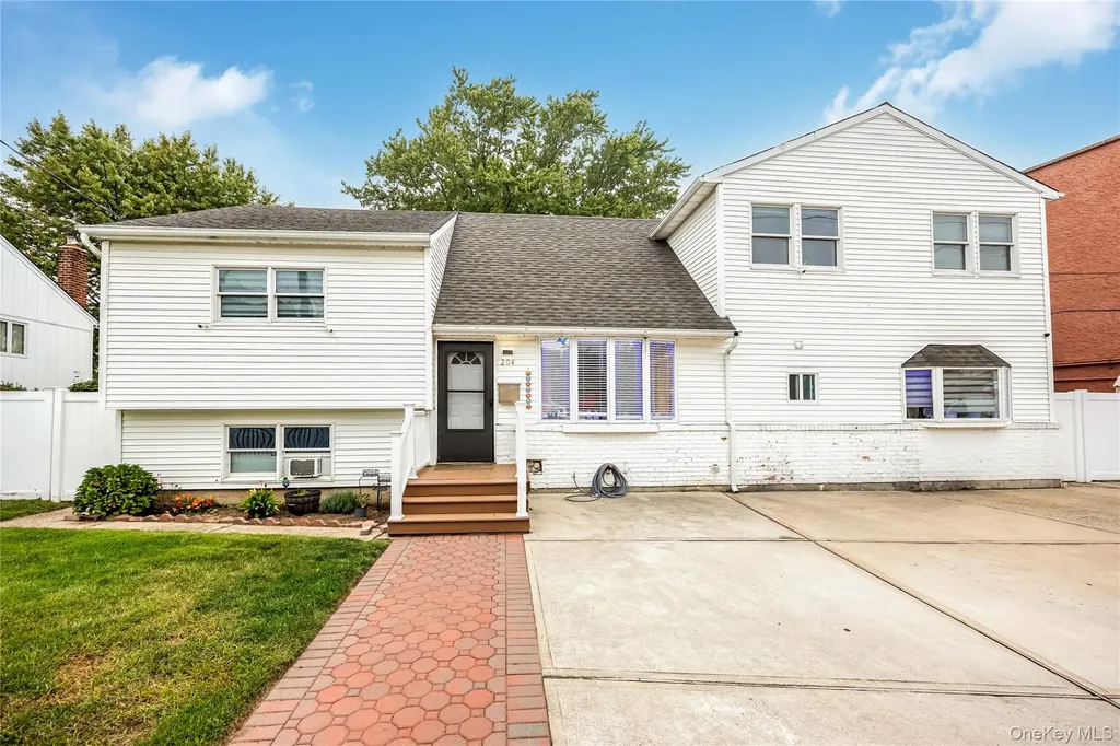 204 Bayside Avenue Oceanside NY 11572