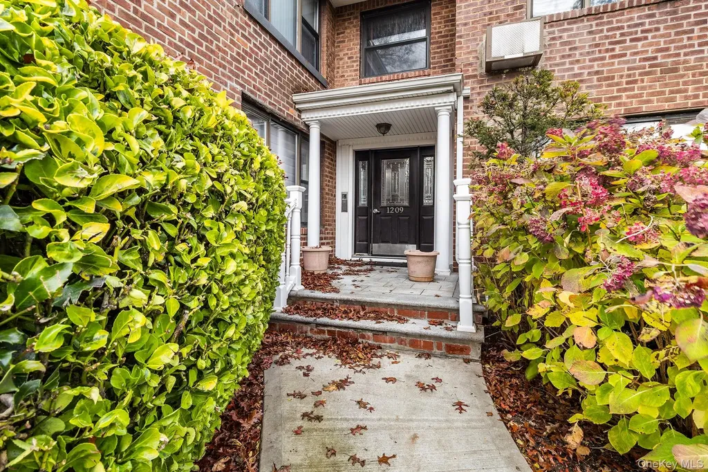 1209 E Broadway Hewlett NY 11557