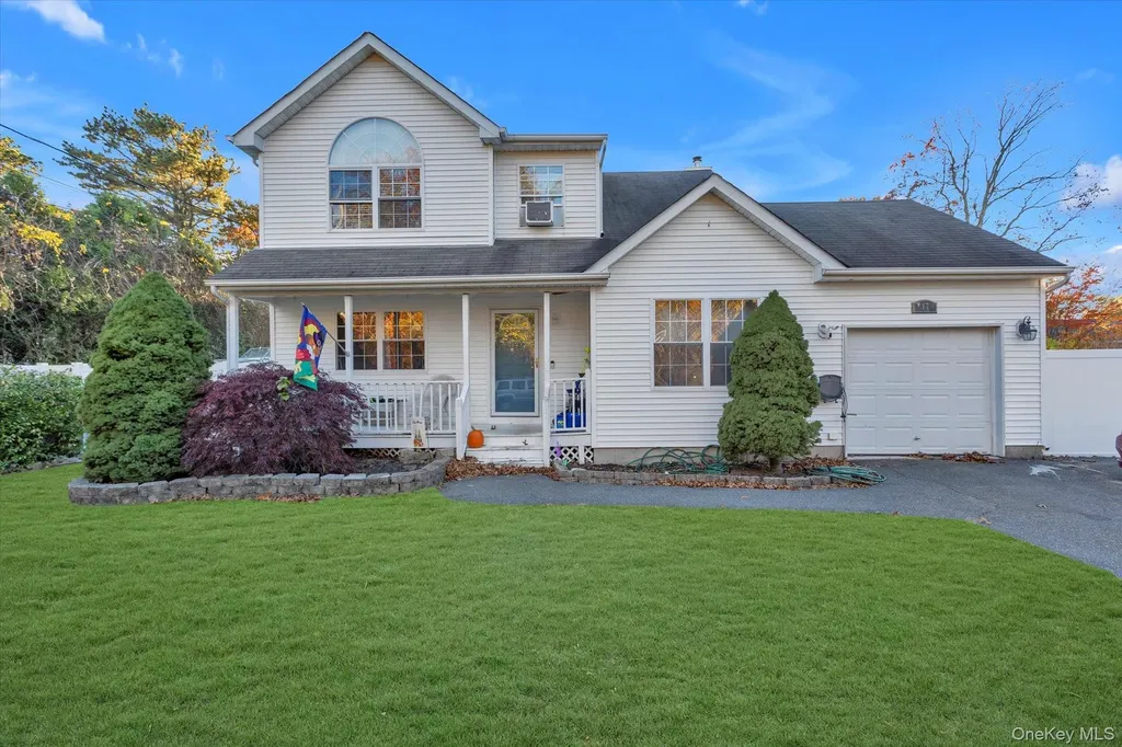 17 Ostend Circle Shirley NY 11967