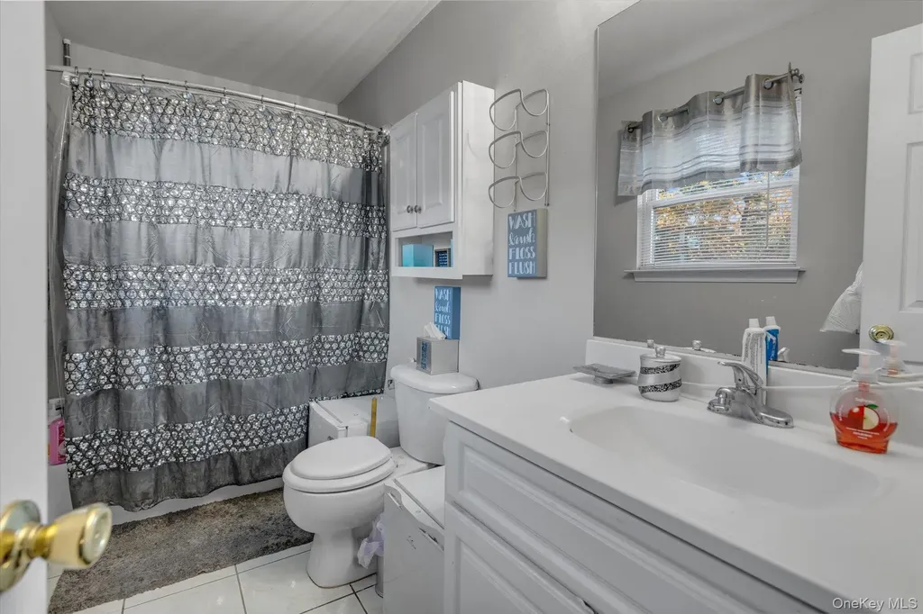 17 Ostend Circle Shirley NY 11967