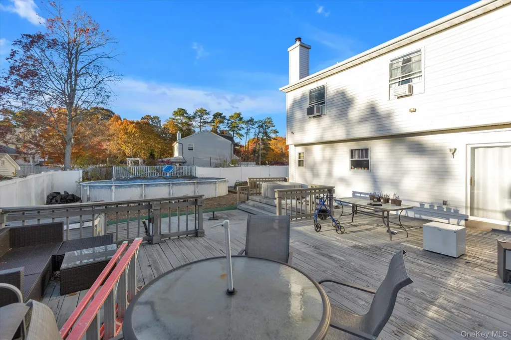 17 Ostend Circle Shirley NY 11967