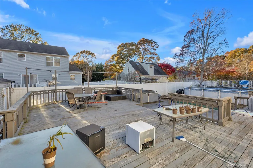 17 Ostend Circle Shirley NY 11967